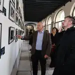 Jesús Julio Carnero inaugura la exposición en la Sala de San Benito