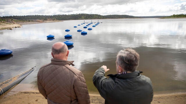 La Diputación de Córdoba recepcionó los seis grupos de ultrasonido para atajar la proliferación de algas en La Colada. DIPUTACIÓN DE CÓRDOBA