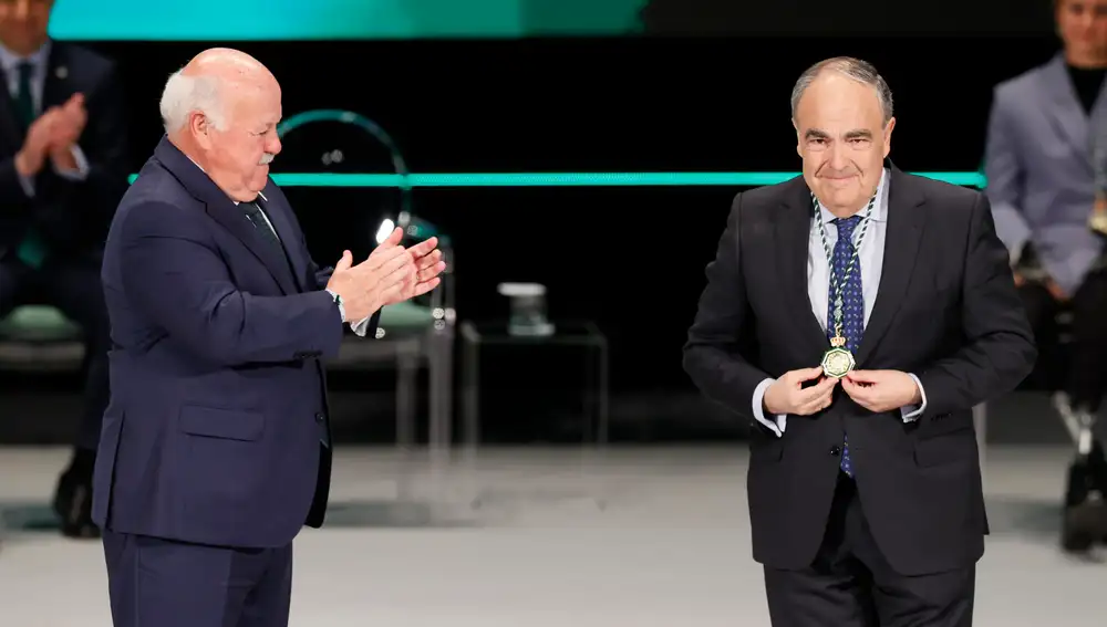 l presidente del Parlamento andaluz, Jesús Aguirre, felicita tras colocar la Medalla de Andalucía de Economía y Empresa para la cooperativa agroalimentaria, Dcoop