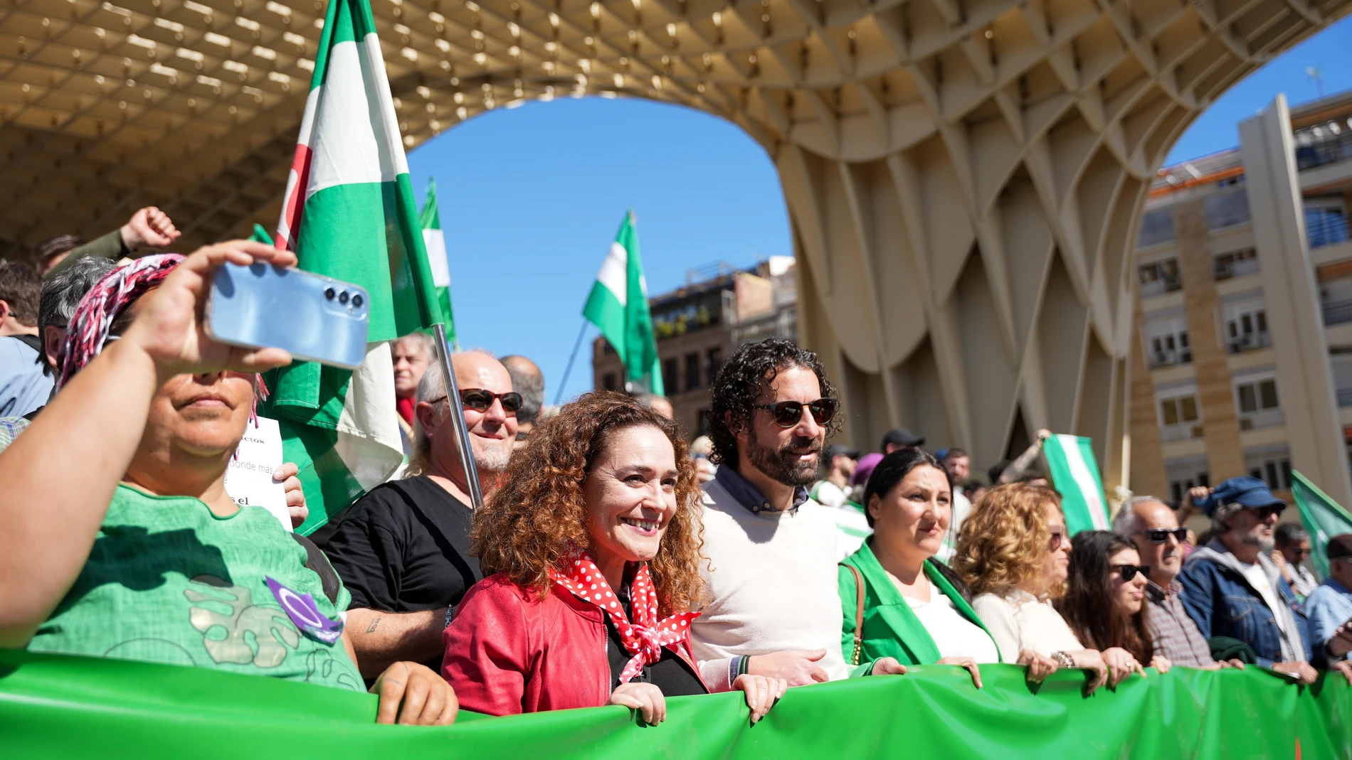 La portavoz de Izquierda Unida en Andalucía, Inmaculada Nieto (c)en la manifestación convocada por la Plataforma 28F. A 28 de febrero de 2024, En Sevilla (Andalucía, España). La Plataforma 28F, integrada por una veintena de colectivos sindicales, sociales y políticos entre los que se encuentran Izquierda Unida (IU), Podemos, Adelante Andalucía, Ustea y el Sindicato Andaluz de Trabajadores (SAT), se ha manifestado este miércoles, día de Andalucía, con el lema 'Andalucía, por la soberanía, lo p...