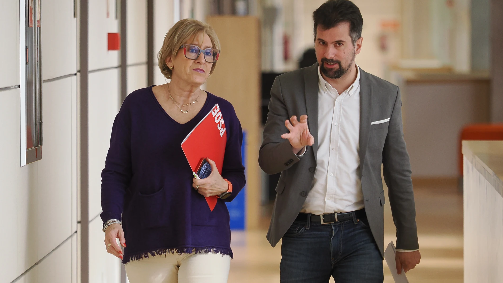 El portavoz del Grupo Parlamentario Socialista y secretario general del PSOECyL, Luis Tudanca, acompañado de la procuradora Isabel Gonzalo