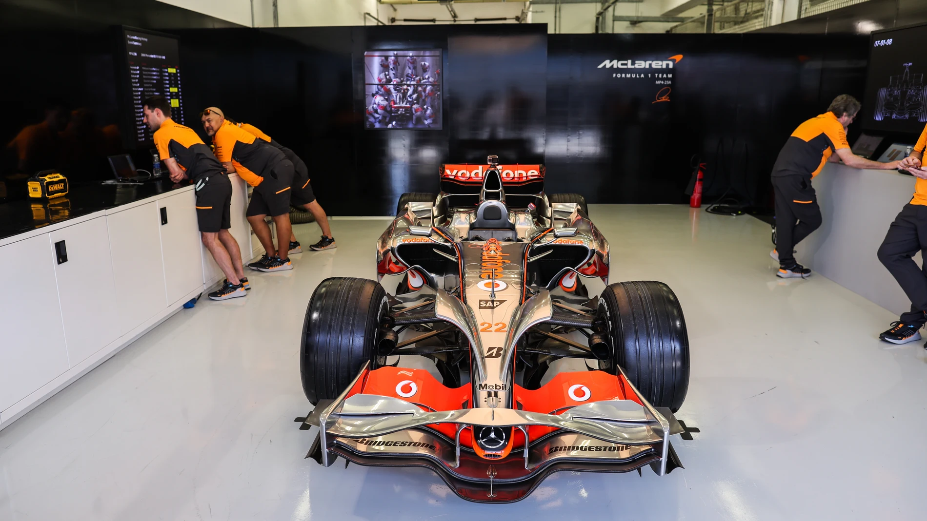 Uno de los McLaren, antes de la segunda jornada en el Gran Premio de Baréin