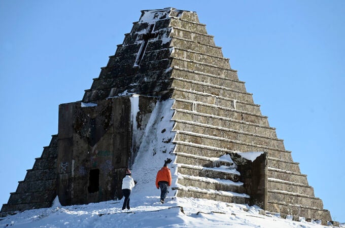 Turistas en la Pirámide de los italianos