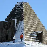 Turistas en la Pirámide de los italianos