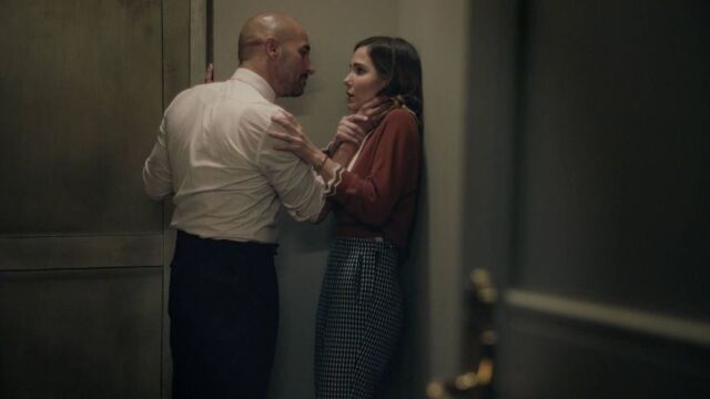 El personaje interpretado por Alain Hernández agarra del cuello al de Natalia Sánchez en 'Sueños de libertad' 