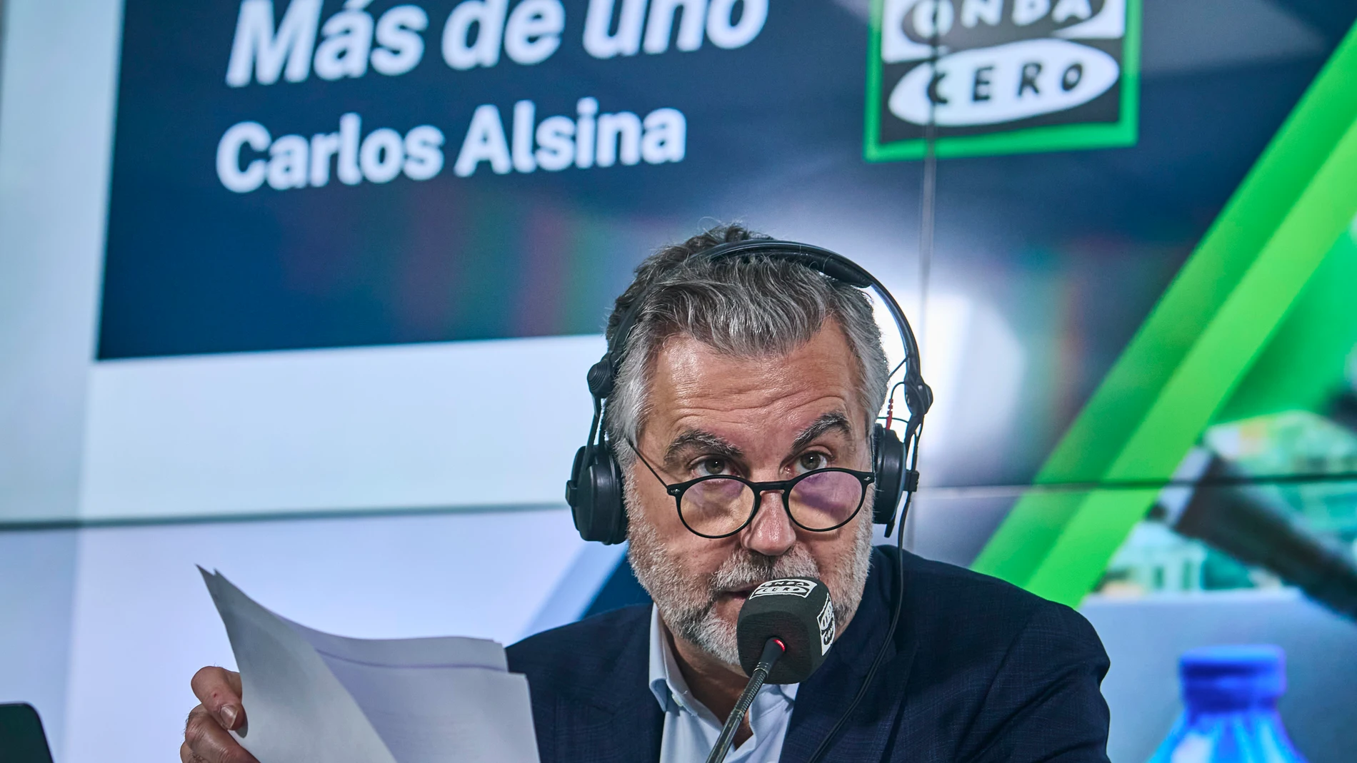 Programa de radio “Más de Uno” de Carlos Alsina en Onda Cero en la sede del Diario La Razón. © Alberto R. Roldán / Diario La Razón. 26 02 2024