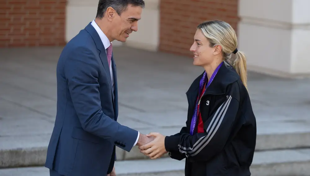 Sánchez recibe a la Selección Femenina Española de Fútbol tras su victoria en la Nations League