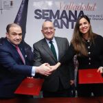 Jesús Julio Carnero, Miguel Vegas y Blanca Jiménez durante la firma del convenio