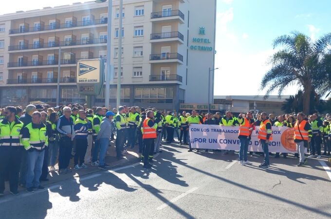 Cádiz.- Trabajadores de Acerinox se manifiestan en Algeciras y dicen que "no hay comunicación ninguna con la empresa"