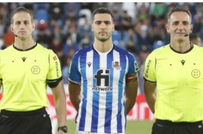 Sobrino Magán -derecha- junto al capitán de la Real Sociedad Mikel Merino y a Alberola Rojas -izquierda- 
