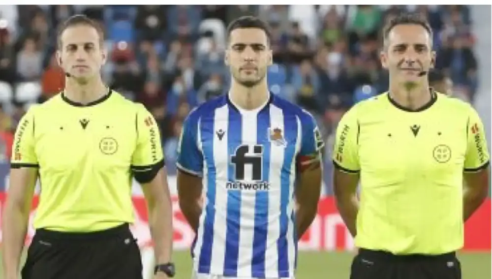 Sobrino Magán -derecha- junto al capitán de la Real Sociedad Mikel Merino y a Alberola Rojas -izquierda- 