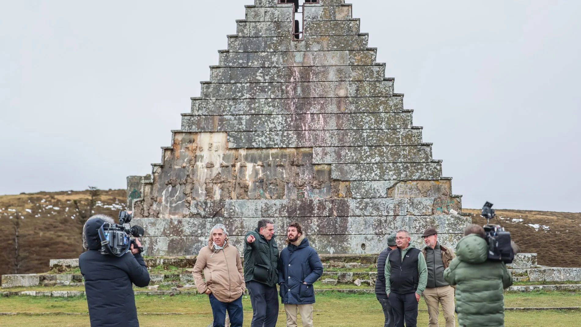 García Gallardo durante su visita a la Pirámide de los Italianos en Burgos
