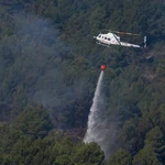 Medios aéreos luchan contra el fuego en Toga (Castellón)