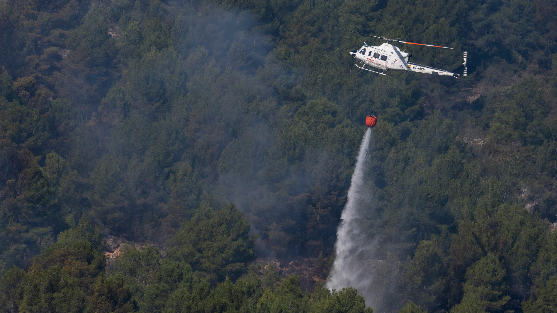 Los medios aéreos desplazados hasta el incendio forestal iniciado de madrugada en el pueblo castellonense de Toga trabajan ahora en una zona escarpada de difícil acceso por tratarse de barrancos