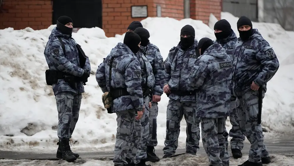 Navalni's funeral: snipers on the roofs, tears from his supporters and no hearse willing to carry the opponent's body Russia Navalny funeral