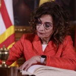 El alcalde de Barcelona recibe a María Jesús Montero