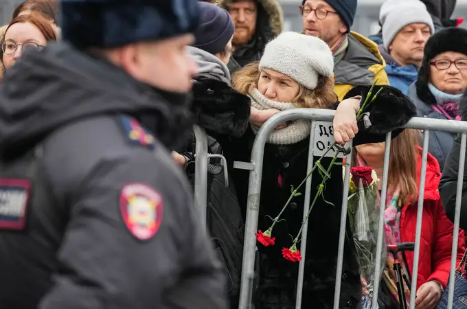 Miles de rusos desafían al Kremlin en el funeral de Navalni en Moscú