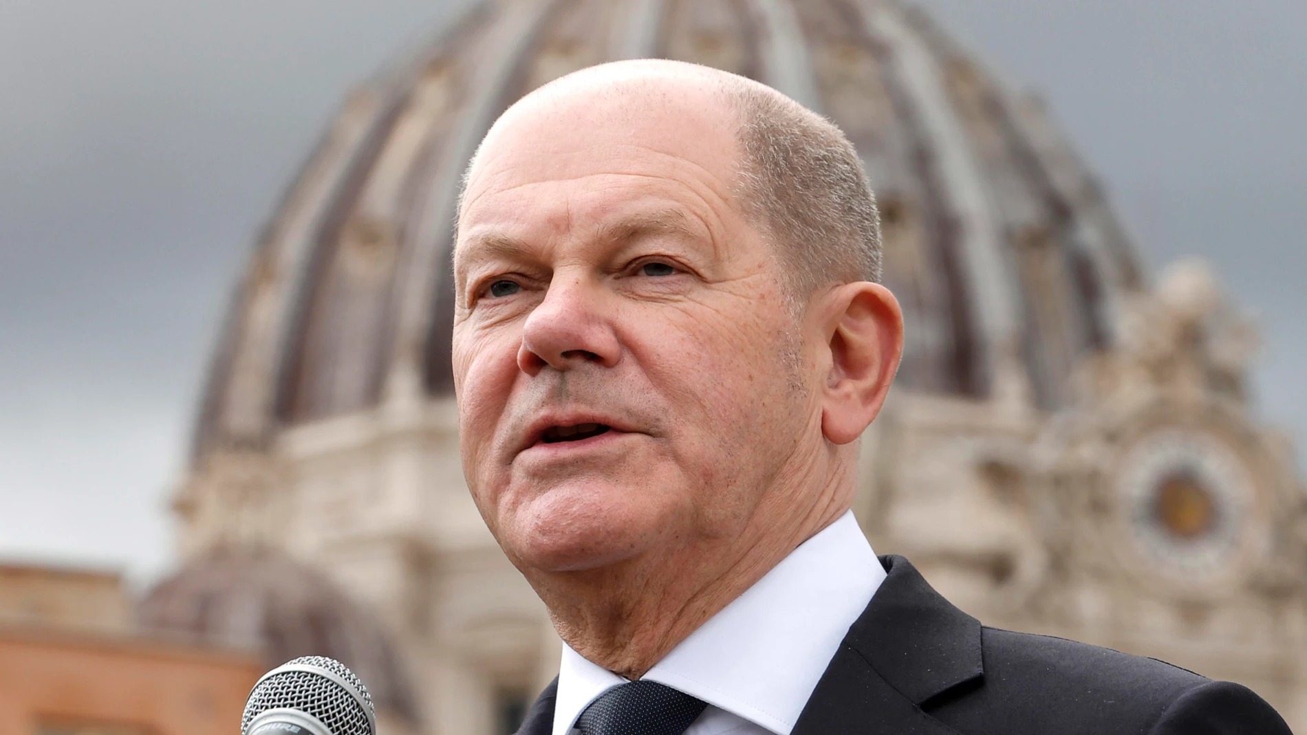 Rome (Italy), 02/03/2024.- German Chancellor Olaf Scholz speaks to the media at the Paolo VI hotel on the occasion of his meeting with Pope Francis (not pictured), in Rome, Italy, 02 March 2024. The German Chancellor is on an official visit to Rome. Scholz was scheduled to meet Pope Francis on 02 March for his first private audience with the Pope. (Papa, Alemania, Italia, Roma) EFE/EPA/GIUSEPPE LAMI 
