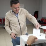 El candidato a la Secretaría General del PSOE de Extremadura, Miguel Ángel Gallardo, vota en la sede local del partido en Villanueva de la Serena