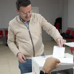 El candidato a la Secretaría General del PSOE de Extremadura, Miguel Ángel Gallardo, vota en la sede local del partido en Villanueva de la Serena