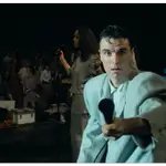 David Byrne, en el escenario de «Stop Making Sense»