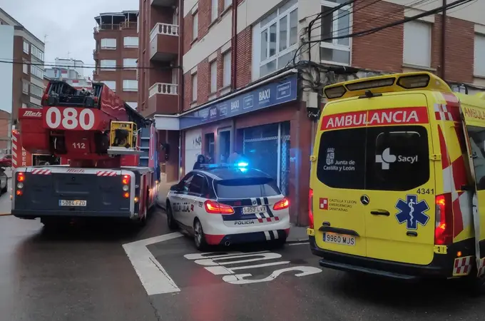 La Policía Local del Ayuntamiento de León interviene en el incendio de una vivienda con dos personas intoxicadas