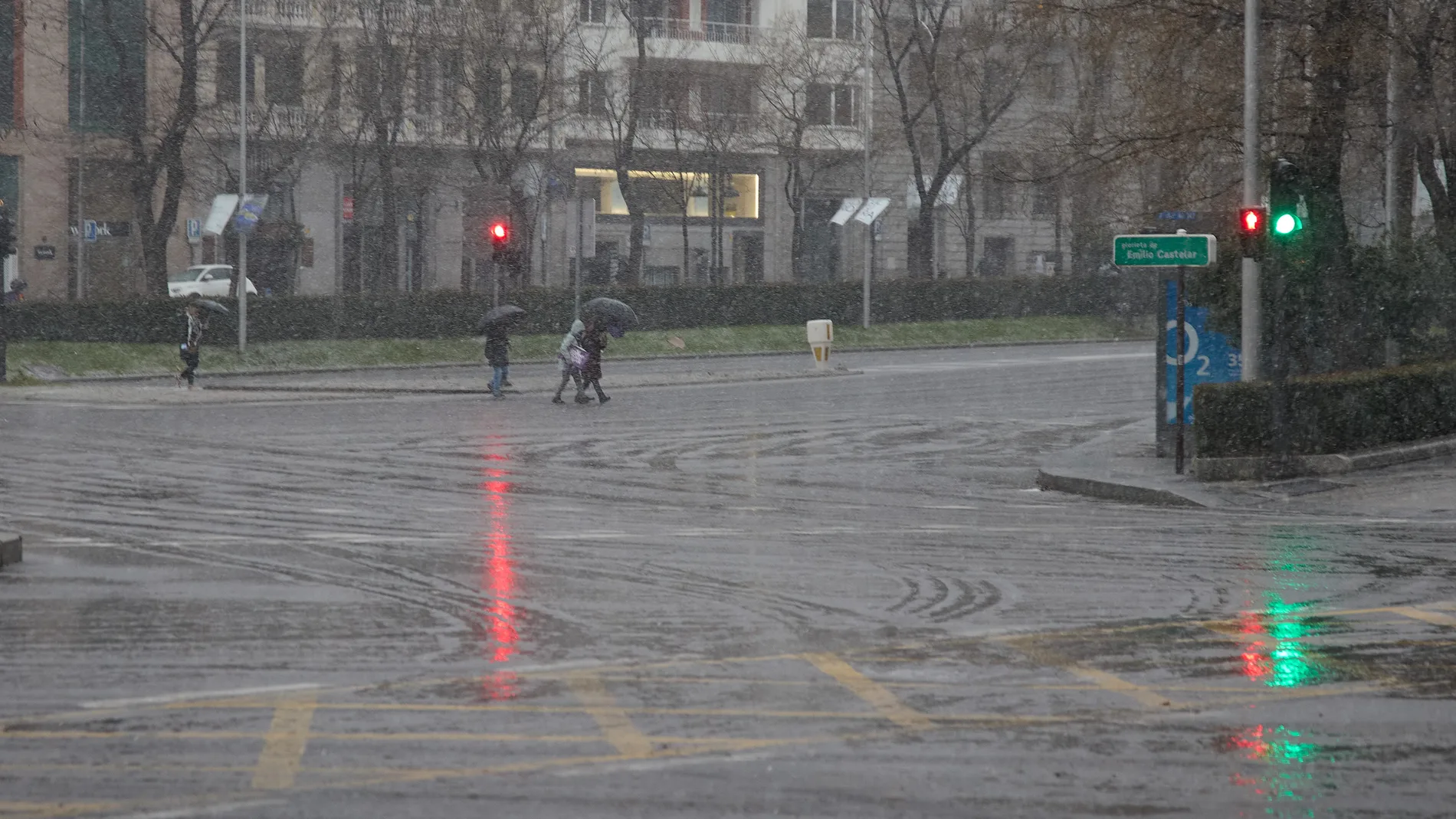 Varias personas cruzan una calle durante la tormenta, en el centro de Madrid, a 2 de marzo de 2024, en Madrid (España). La Agencia Estatal de Meteorología (AEMET) ha activado el aviso amarillo en la Comunidad de Madrid por fuertes rachas de viento de hasta 70 kilómetros por hora. Respecto a las precipitaciones, la AEMET ha avisado de precipitaciones consistentes con la posibilidad de tormentas. Han informado también del descenso de las temperaturas máximas. Hay ocho parques cerrados en la cap...