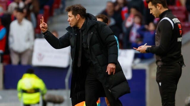 Simeone da instrucciones en la banda del Metropolitano