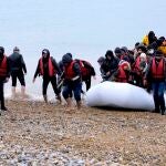 Migrantes llegan a una playa en Dungeness, en Reino Unido