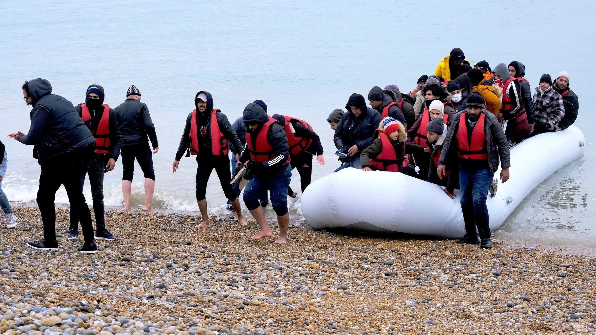 Migrantes llegan a una playa en Dungeness, en Reino Unido