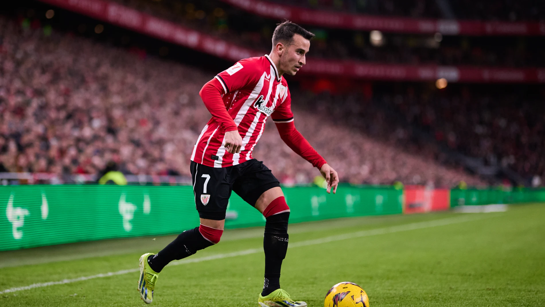 Alex Berenguer of Athletic Club in action during the LaLiga EA Sports match between Athletic Club and FC Barcelona at San Mames on March 3, 2024, in Bilbao, Spain. AFP7 03/03/2024 ONLY FOR USE IN SPAIN