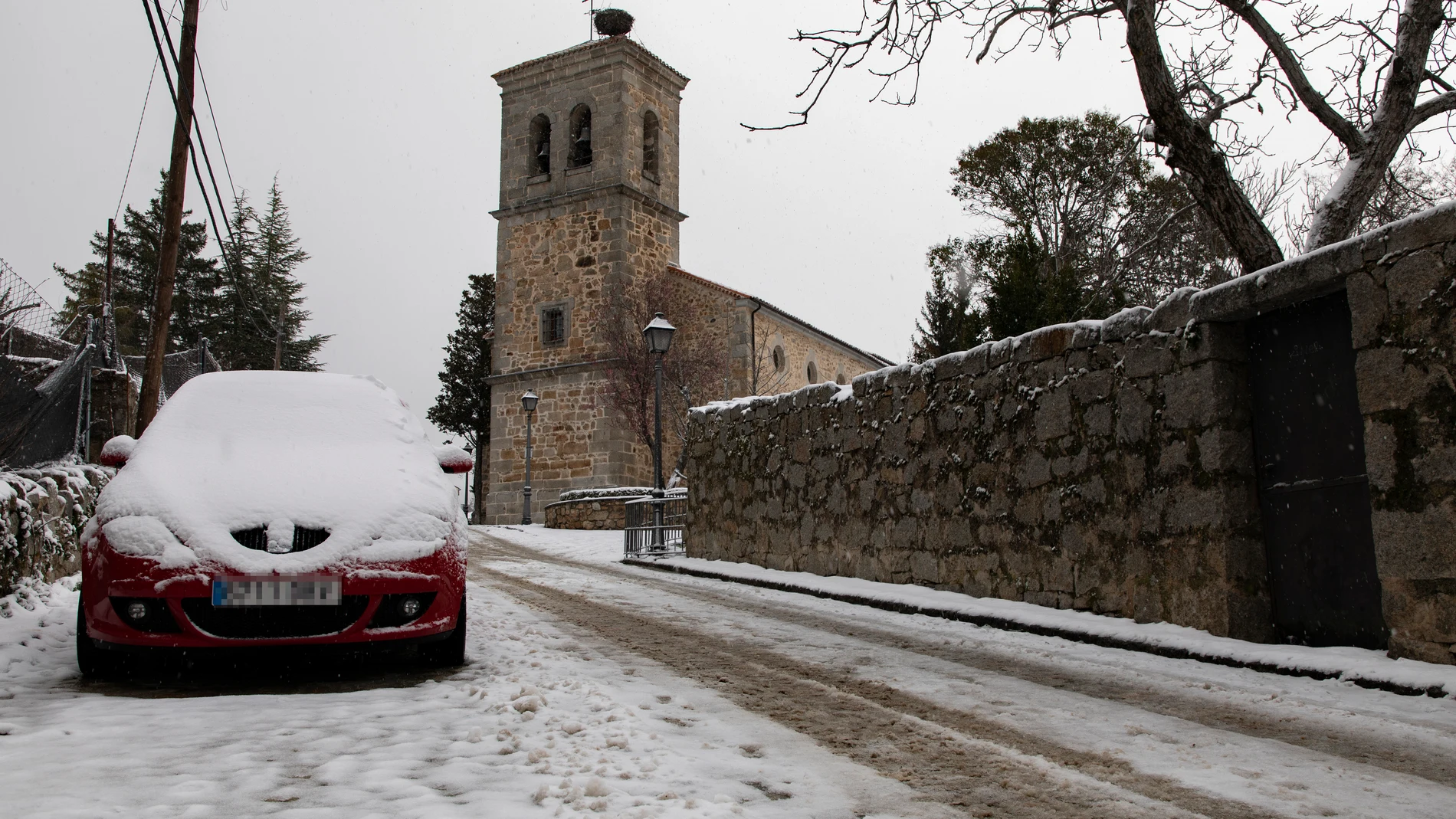 Un coche cubierto de nieve, a 3 de marzo de 2024, en Navacerrada, Madrid (España). La Agencia Estatal de Meteorología (AEMET) mantiene el aviso amarillo activado ayer, 2 de marzo, en la Comunidad de Madrid ante la posibilidad de acumulación de cinco centímetros de nieve en la Sierra. Se esperan acumulaciones de nieve en 24 horas de hasta 5 centímetros por encima de los 1.200 metros. La cota de nieve ascenderá durante el día de 700 metros al principio de la jornada hasta los 1.100 y 1.200 metr...