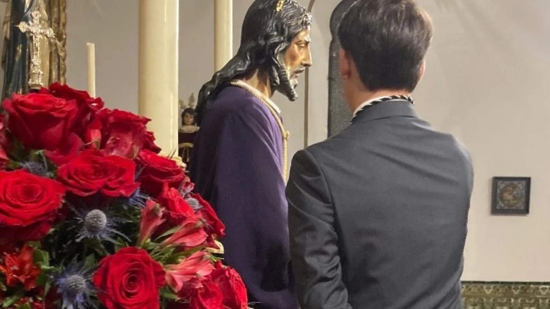 El joven herido durante el desmontaje de un altar, junto al Cristo del Cautivo,