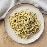 Espaguetis integrales con salsa de brócoli