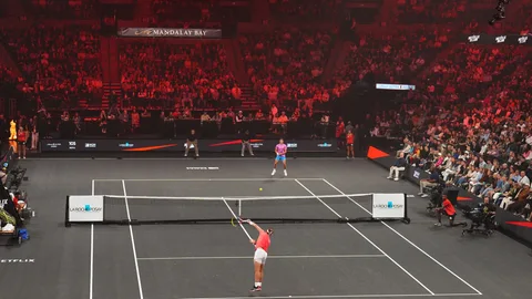 Nadal ejecuta un saque en la exhibición ante Alcaraz