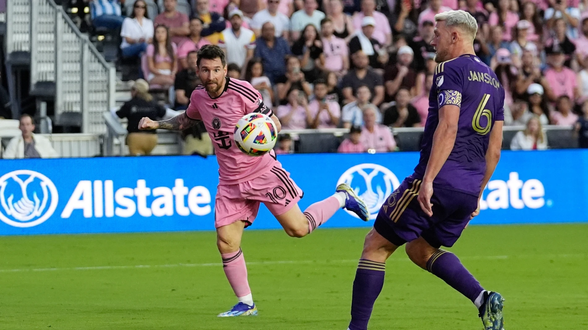 Messi le pega un pelotazo a una niña que se encontraba en las gradas