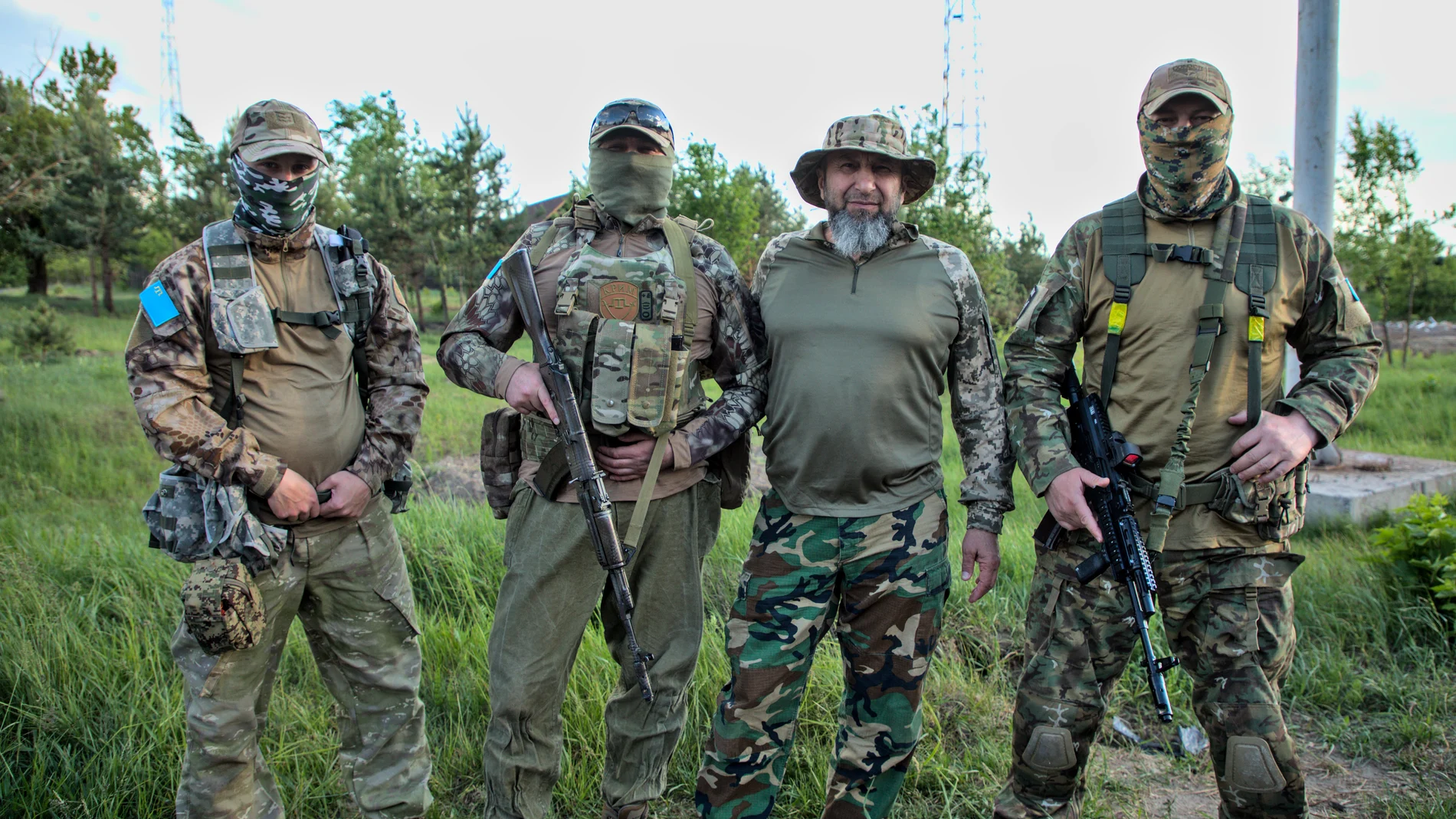 Isa Akaev posa con otros miembros del batallón Crimea
