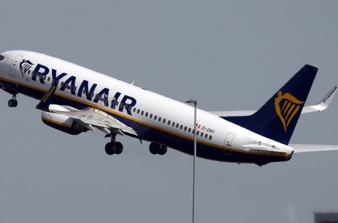 Azafato de Ryanair se sincera para vender lotería