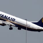 Azafato de Ryanair se sincera para vender lotería
