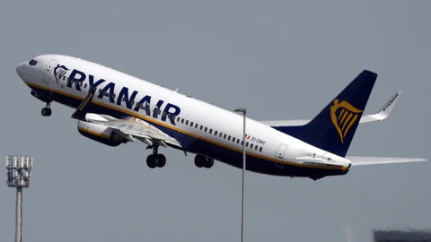 Azafato de Ryanair se sincera para vender lotería