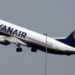 Azafato de Ryanair se sincera para vender lotería: “Por tan solo dos euros puedes comprar un boleto de lotería y no volver a volar con nosotros en tu vida”