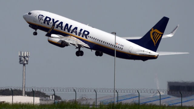 Azafato de Ryanair se sincera para vender lotería: “Por tan solo dos euros puedes comprar un boleto de lotería y no volver a volar con nosotros en tu vida”
