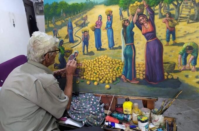 El artista Fathi Ghaben en pleno proceso creativo