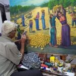 El artista Fathi Ghaben en pleno proceso creativo