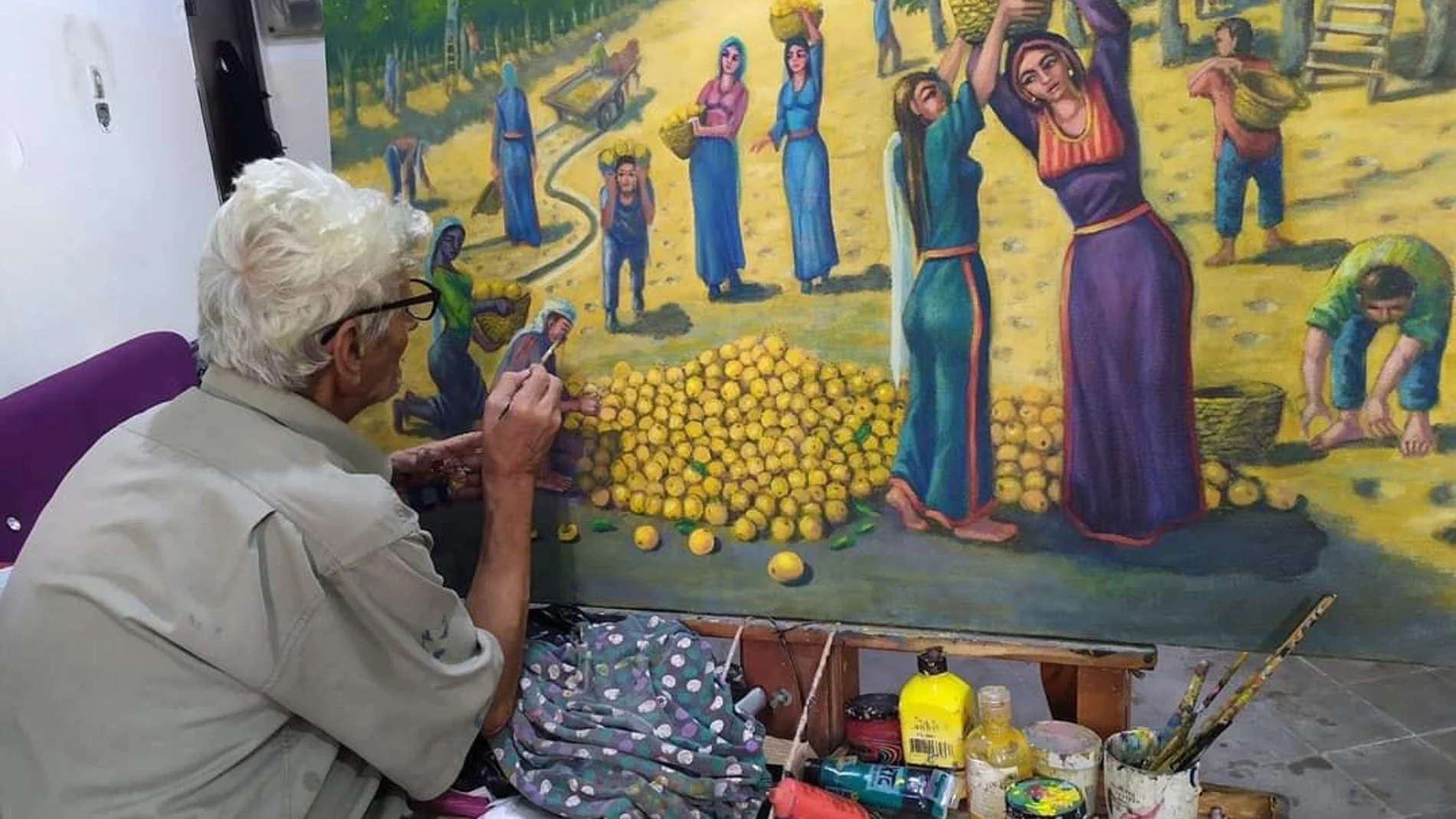 El artista Fathi Ghaben en pleno proceso creativo