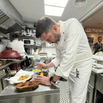 El chef David López en la cocina de su restaurante en el centro de la capital murciana
