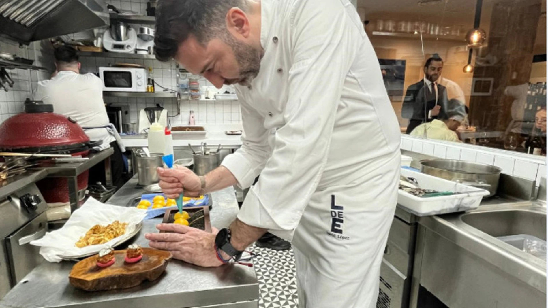 El chef David López en la cocina de su restaurante en el centro de la capital murciana