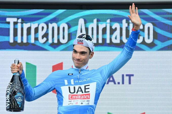 Ciclismo.- Juan Ayuso (UAE) bate a Ganna y se lleva crono y liderato en la Tirreno-Adriático