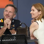 Christian Horner, jefe de Red Bull, se dejó ver en el circuito de Baréin con su esposa, Geri Halliwell