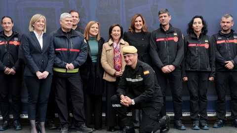 La alcaldesa Catalá y la ministra Robles, junto a la delegada del Gobierno y los miembros del cuerpo de Bomberos y de la UME